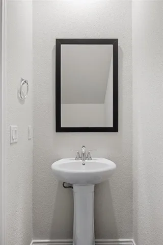 $2,000 | 12811 Village Spun Plaza, Buda, TX 78610