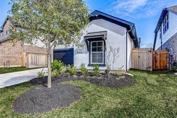a view of a house with backyard and garden