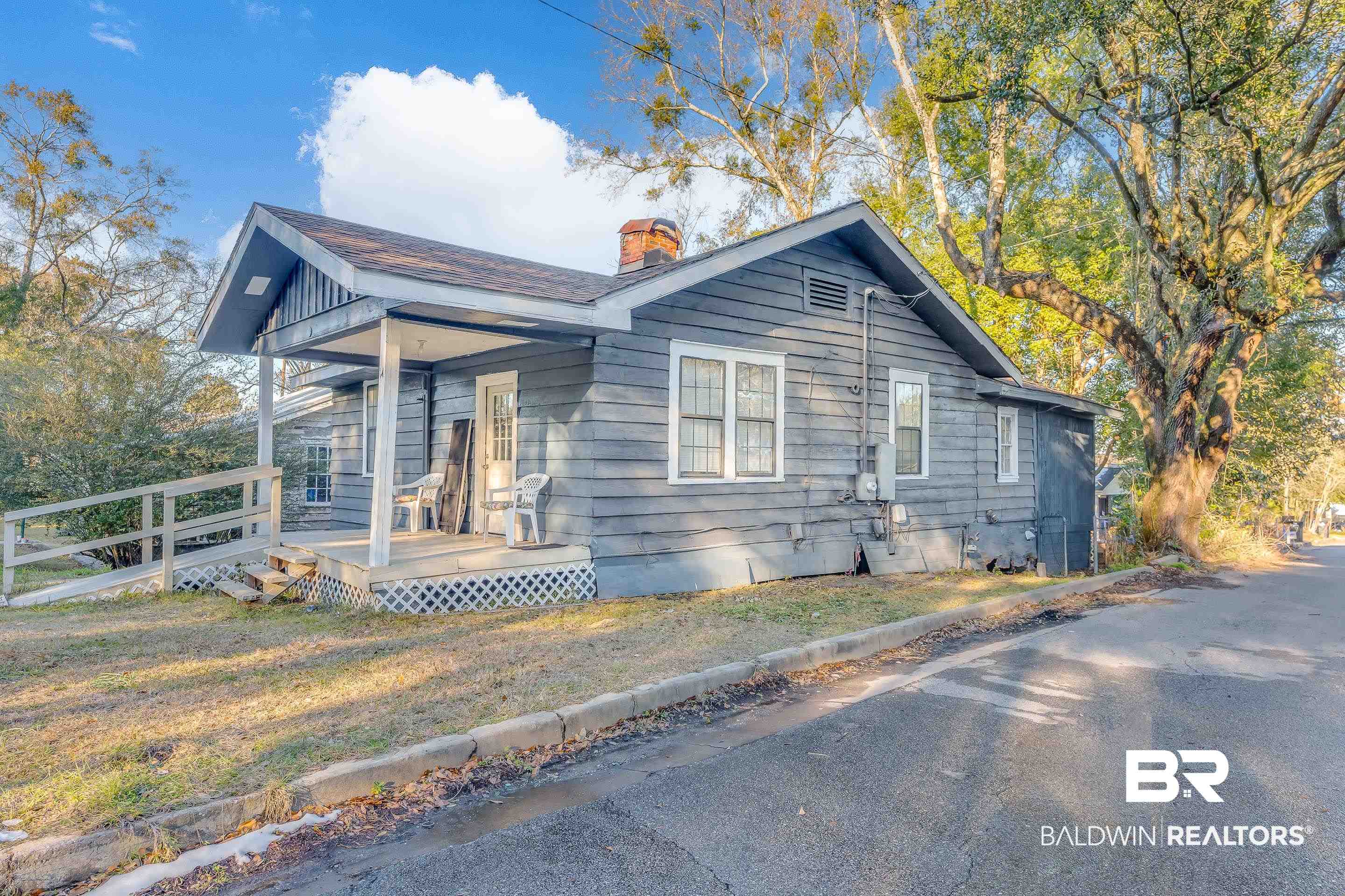 14 Southern Street Mobile, AL 36611 - Photo 23 of 26 View of front facade featuring covered porch and a front yard
