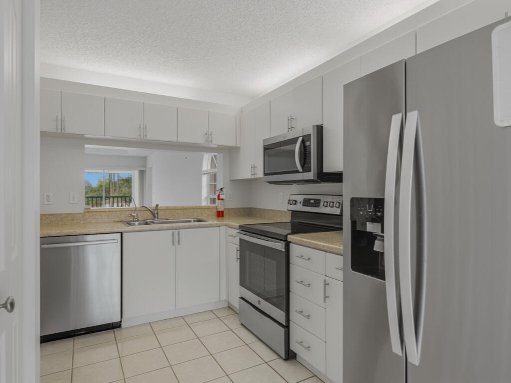 565 Augusta Boulevard, Unit 10 Naples, FL 34113 - Photo 4 of 16 565-augusta-blvd-10-naples-fl-34113-kitc