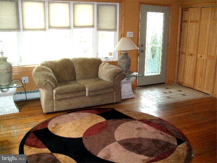1198 Clayton Road Williamstown, NJ 08094 - Photo 8 of 18 Living Room