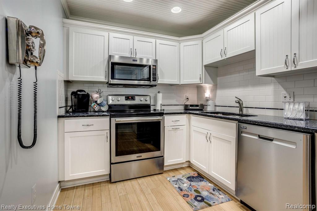 817 EAST Point Port Port Huron, MI 48060 - Photo 8 of 48