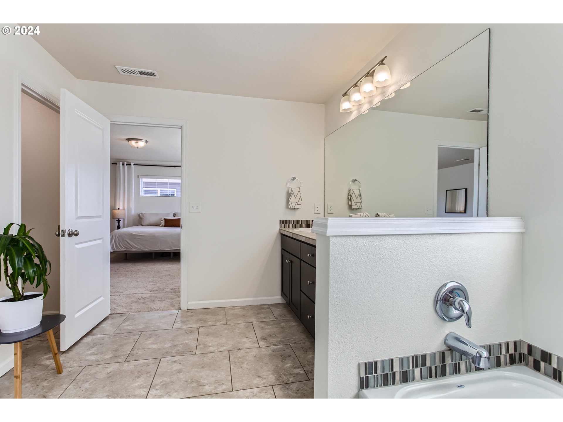 263 North 34th Court Ridgefield, WA 98642 - Photo 20 of 40 a en suite bathroom with a sink a mirror and vanity