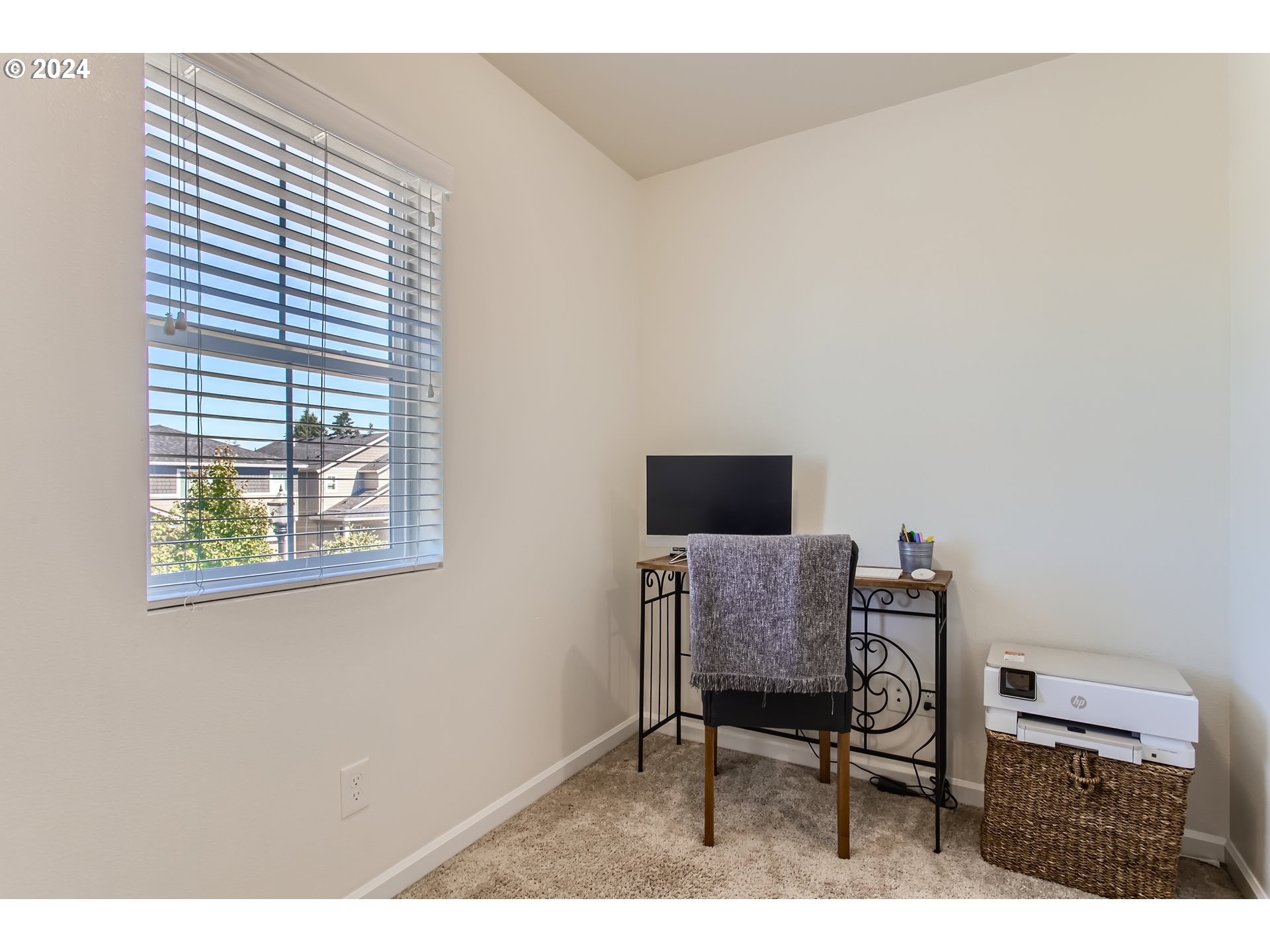 263 North 34th Court Ridgefield, WA 98642 - Photo 28 of 40 a workspace with furniture and a window