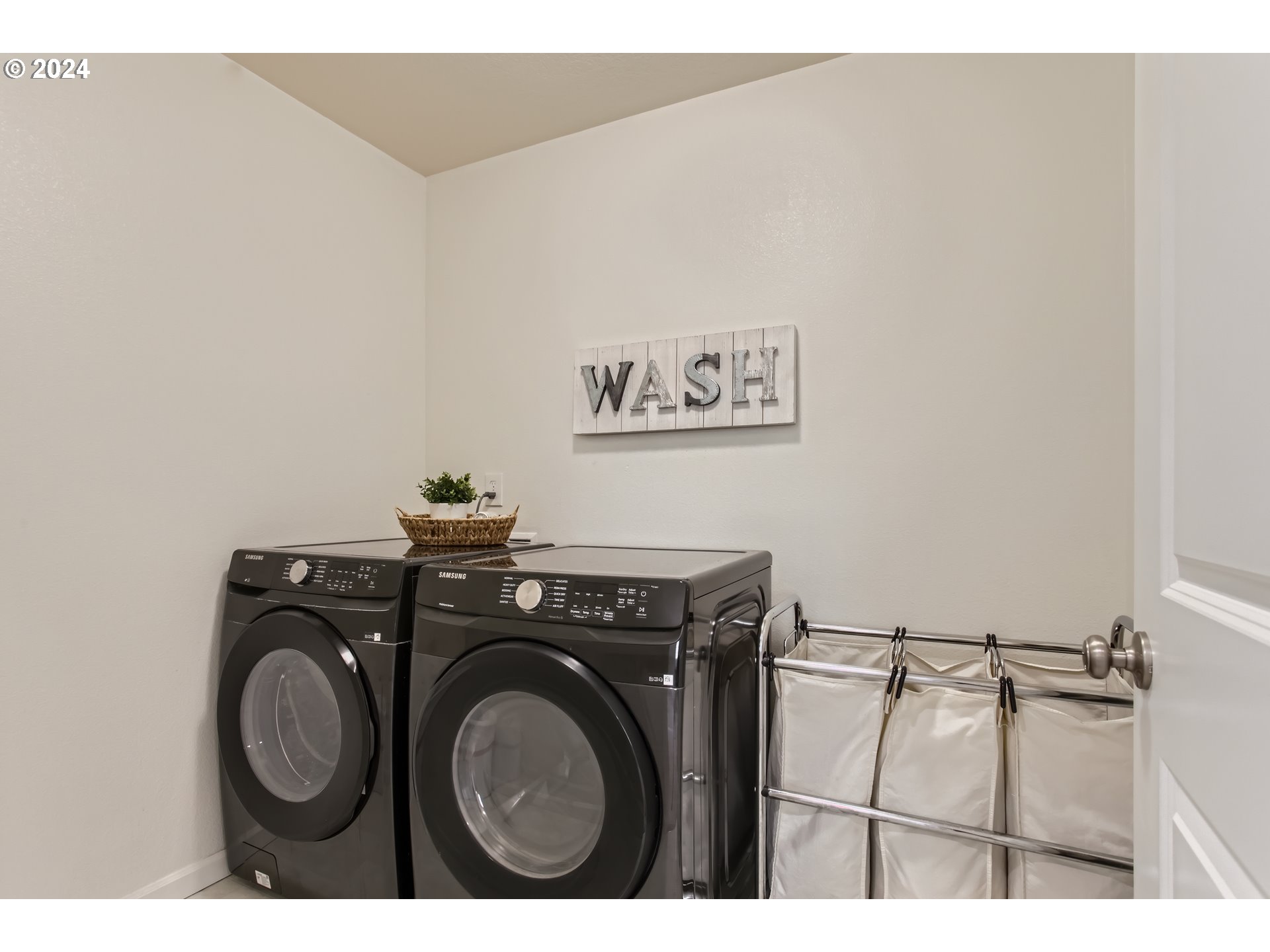 263 North 34th Court Ridgefield, WA 98642 - Photo 30 of 40 a utility room with dryer and washer