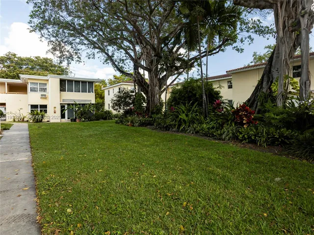 a view of a yard in front of house