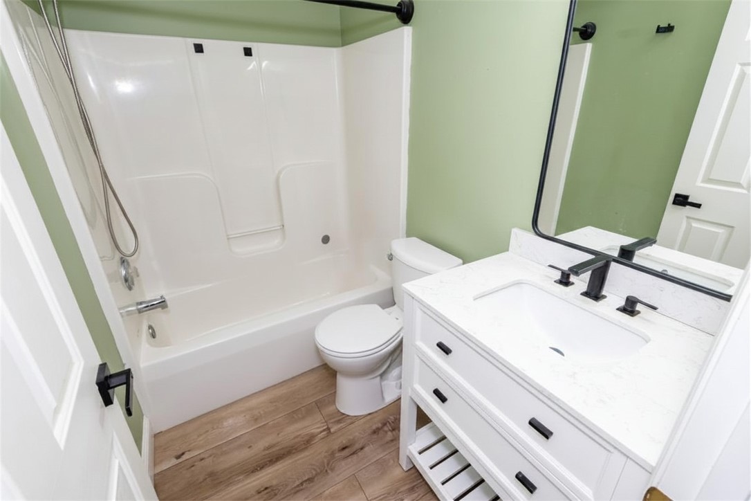175 Marrett Farm Road Englewood, OH 45322 - Photo 19 of 29 This clean and inviting bathroom features modern fixtures and a refreshing aesthetic.