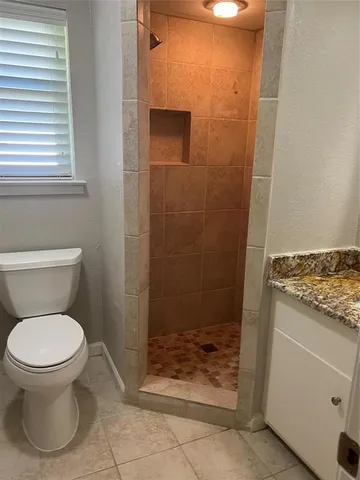 a view of a house with backyard and garden