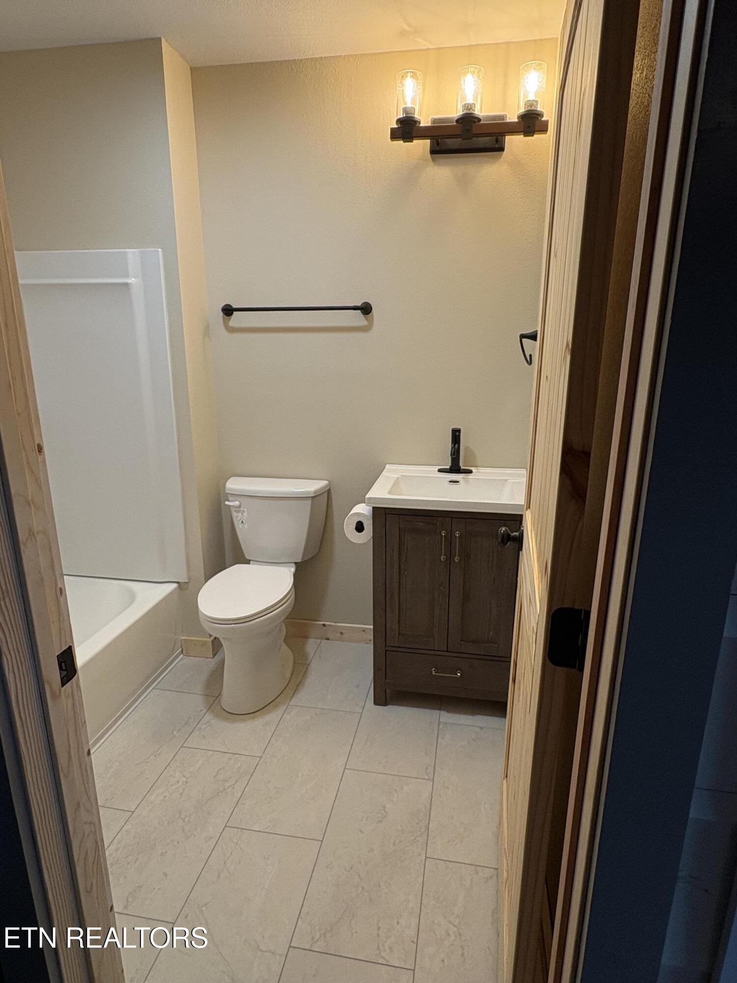 2820 Holiday Hills Road Kodak, TN 37764 - Photo 15 of 48 Primary Bathroom