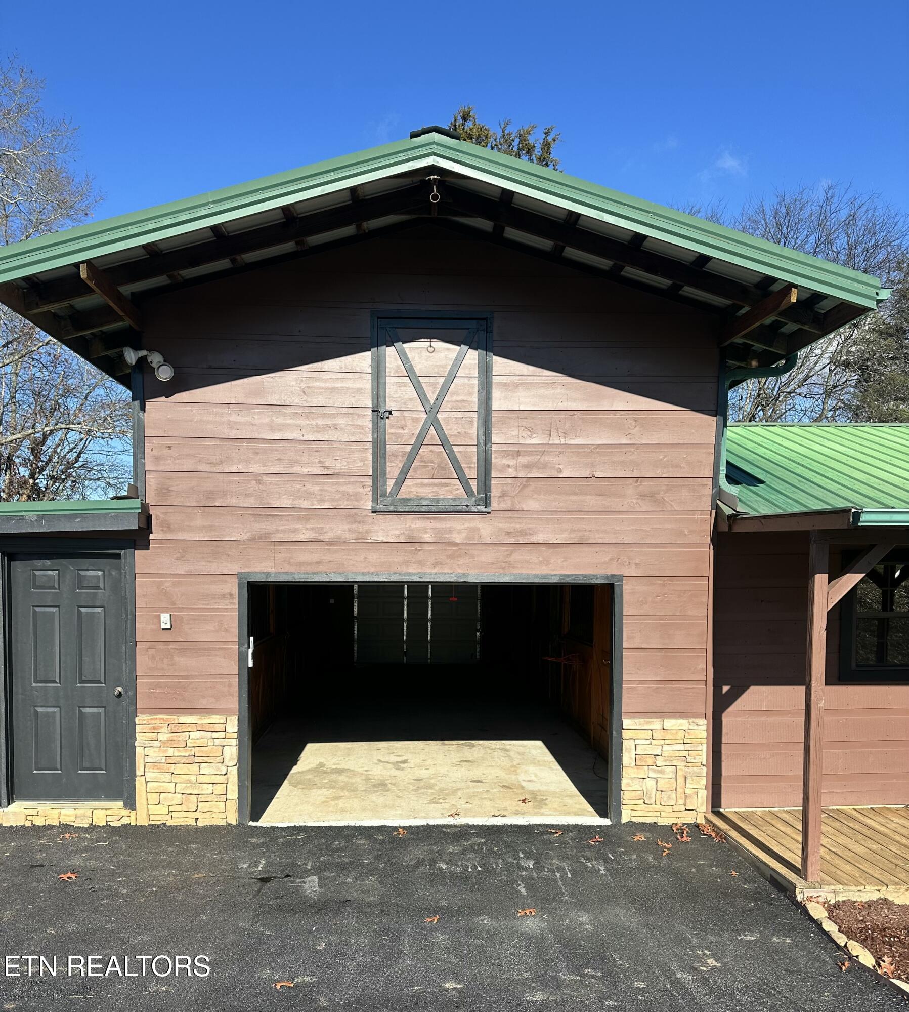 2820 Holiday Hills Road Kodak, TN 37764 - Photo 39 of 48 Attached garage/stables