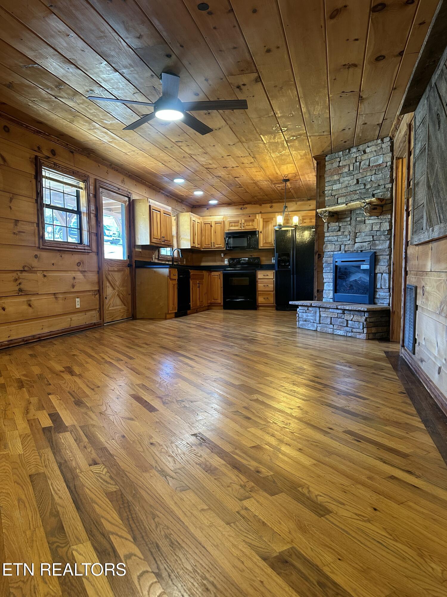 2820 Holiday Hills Road Kodak, TN 37764 - Photo 9 of 48 Main House