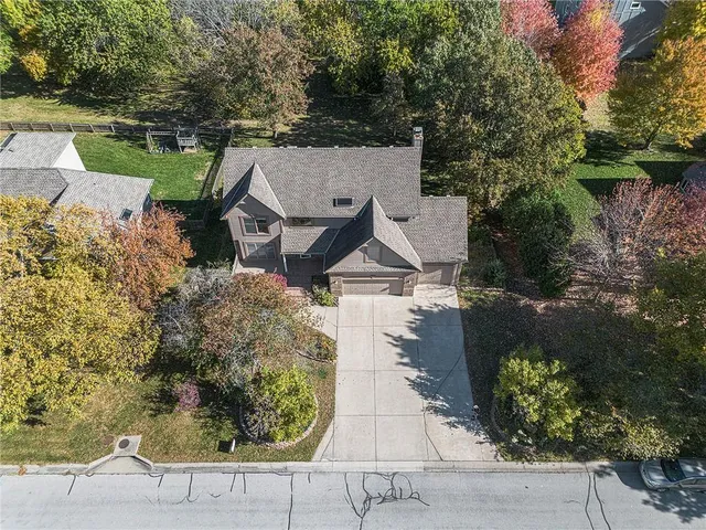 $489,000 | 505 Southeast Williamsburg Drive, Lee's Summit, MO 64063