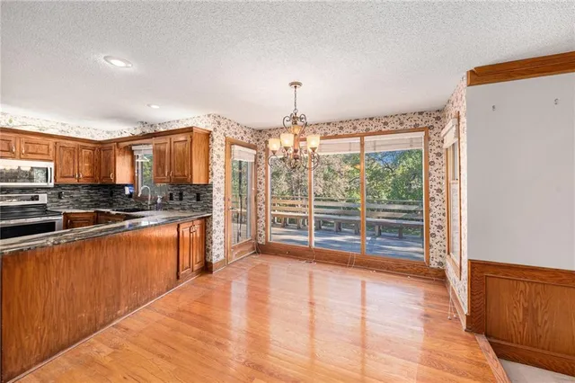 $489,000 | 505 Southeast Williamsburg Drive, Lee's Summit, MO 64063