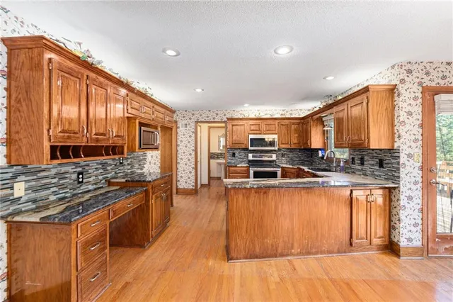 $489,000 | 505 Southeast Williamsburg Drive, Lee's Summit, MO 64063