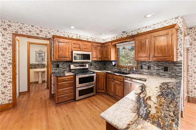 $489,000 | 505 Southeast Williamsburg Drive, Lee's Summit, MO 64063