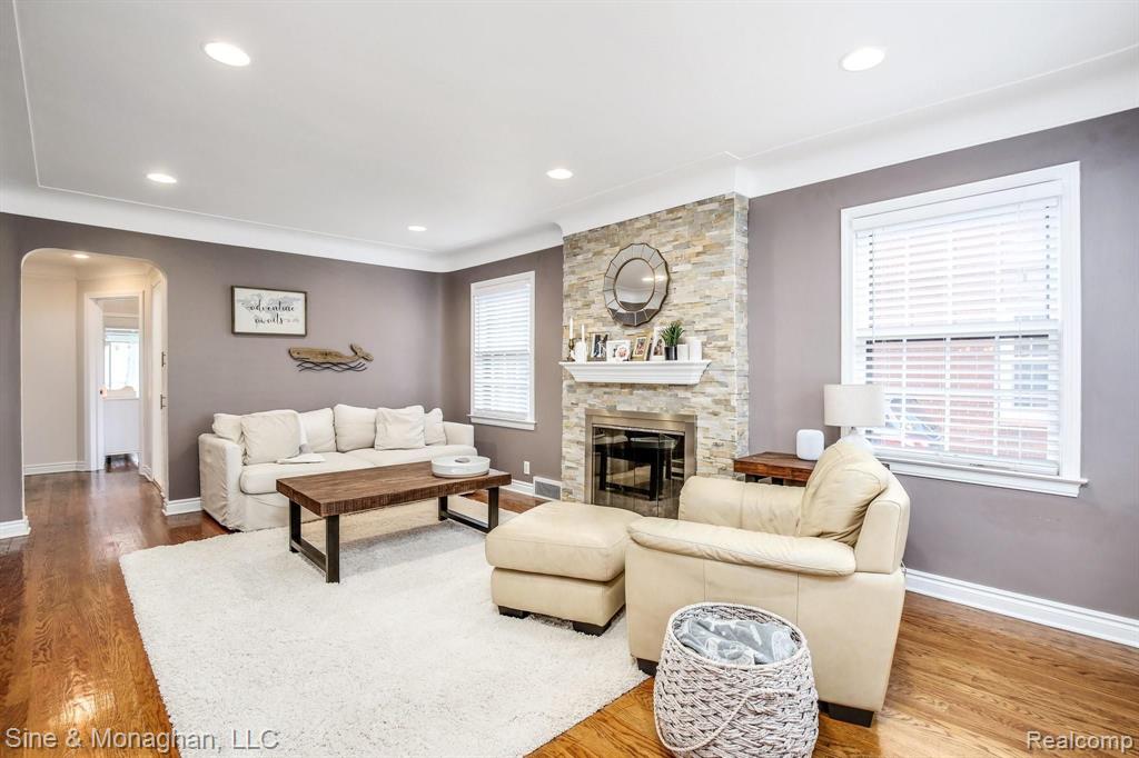 1624 Roslyn Road Grosse Pointe Woods, MI 48236 - Photo 4 of 31