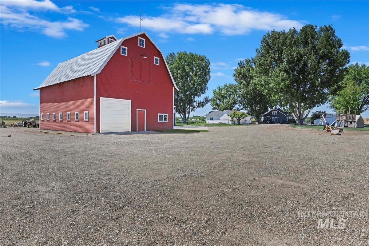 19234 Top Road Caldwell, ID 83607 - Photo 32 of 50 View of barn with driveway