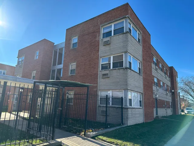 $1,300 | 2411 West Balmoral Avenue, Unit 3G, Chicago, IL 60625