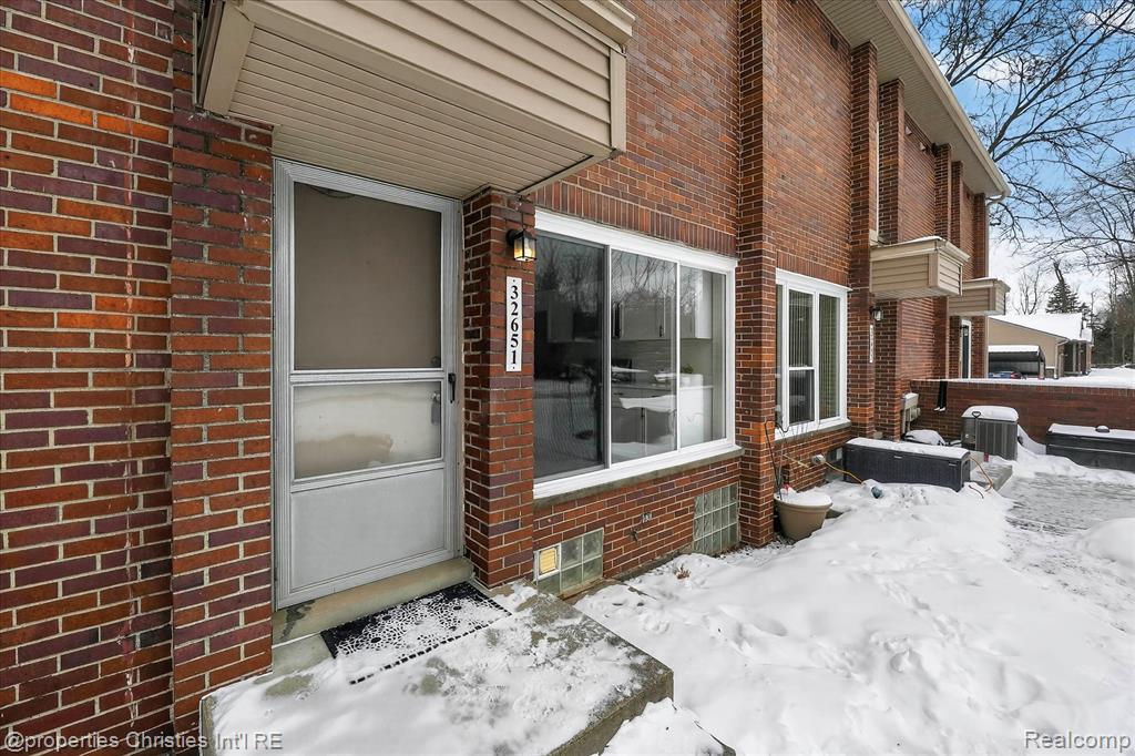 32651 Five Mile Road, Unit 15 Livonia, MI 48154 - Photo 4 of 44
