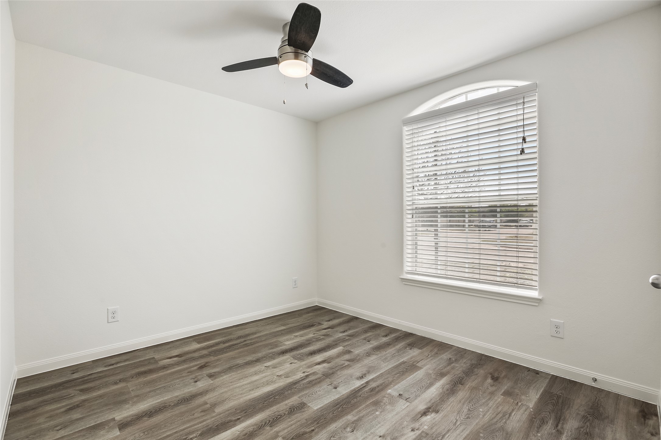 100 Robertson Lane Jarrell, TX 76537 - Photo 17 of 29 Bedroom 1