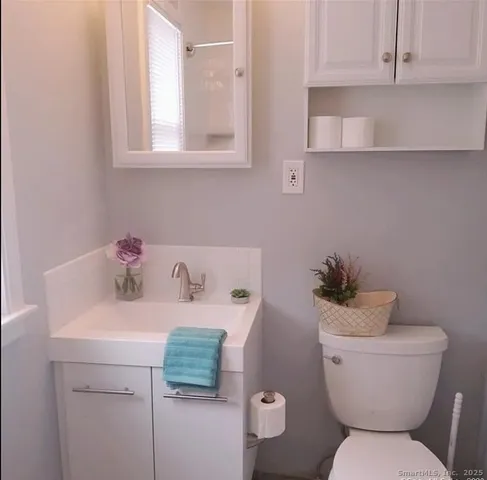 $1,975 | 245 Oakland Street, Bristol, CT 06010