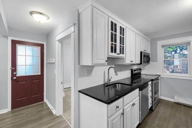 $1,975 | 245 Oakland Street, Bristol, CT 06010