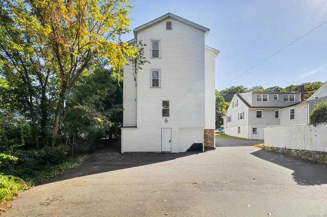 $1,975 | 245 Oakland Street, Bristol, CT 06010