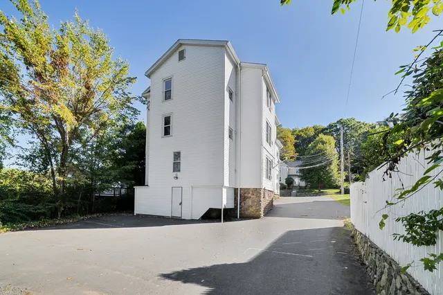 $1,975 | 245 Oakland Street, Bristol, CT 06010