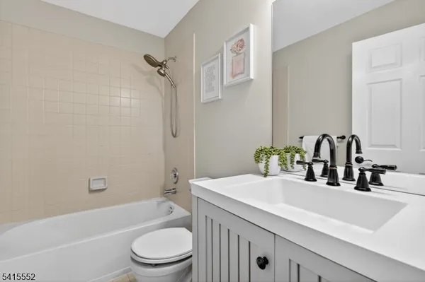 $640,000 | 33 Four Oaks Road, Bedminster, NJ 07921