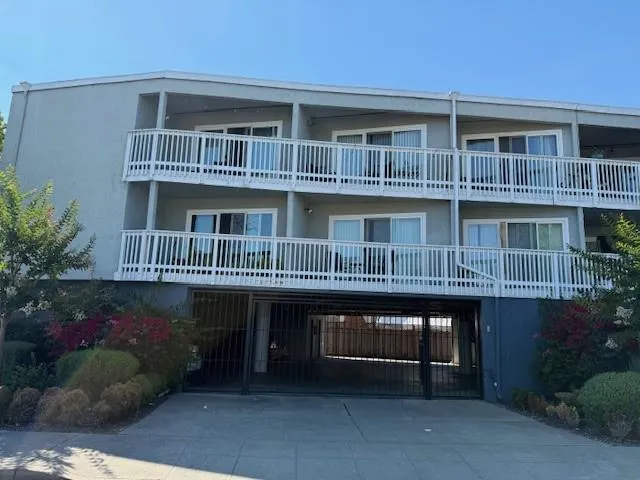 $2,595 | 467 Clinton Street, Unit 7, Redwood City, CA 94062