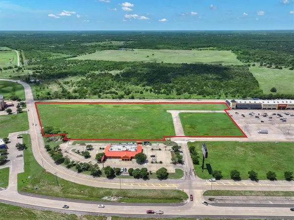 a view of a big room with a big yard