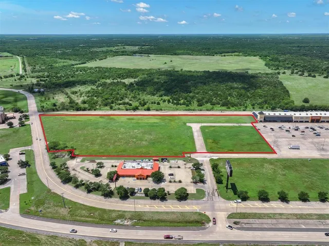 a view of a big room with a big yard