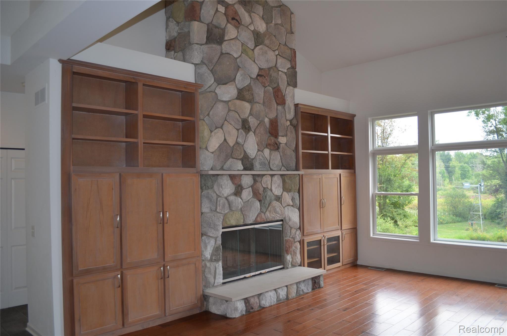 5036 Bullard Road Fenton, MI 48430 - Photo 6 of 62 DSC_0034.JPG