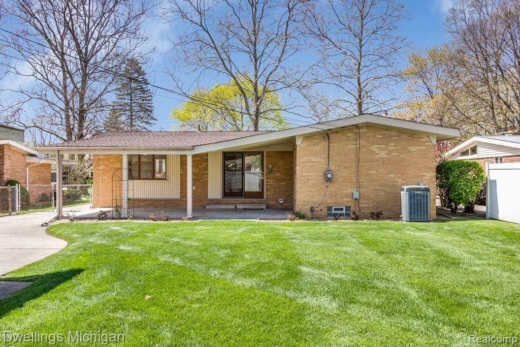 17148 Rougeway Street Livonia, MI 48152 - Photo 29 of 35 _MG_0202.jpg