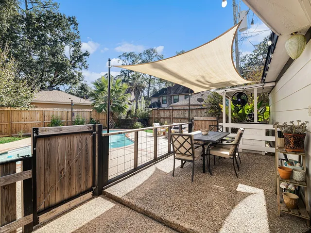 a view of a dinning table and chairs in patio