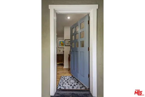 a view of entryway with livingroom