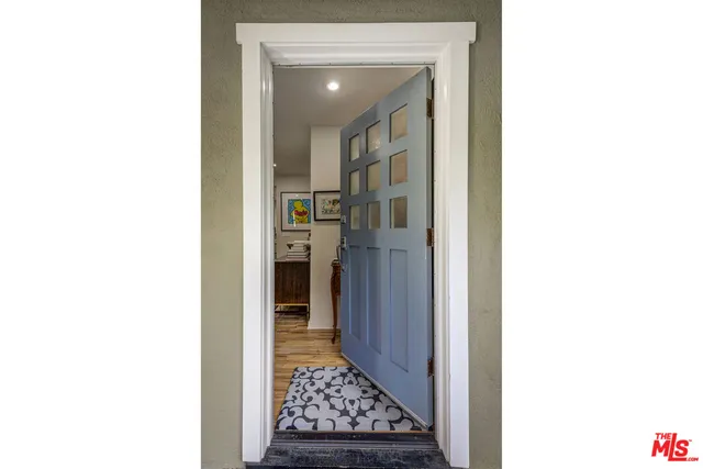 a view of entryway with livingroom