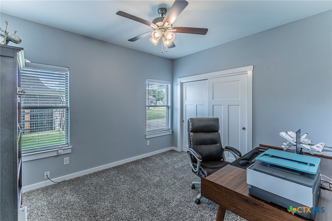 8 Daingerfield Cove Morgan's Point Resort, TX 76513 - Photo 21 of 28 a living room with furniture and a window