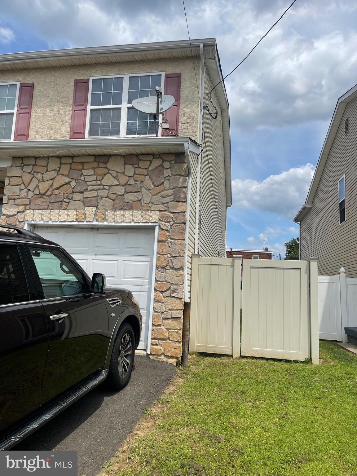 a view of a car in front of a house