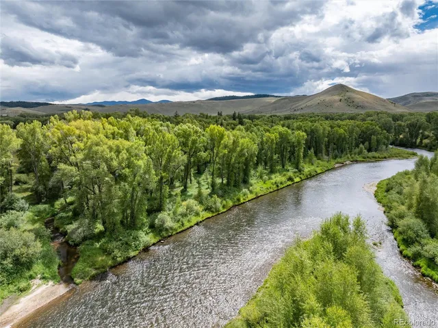 a view of a pathway with a garden