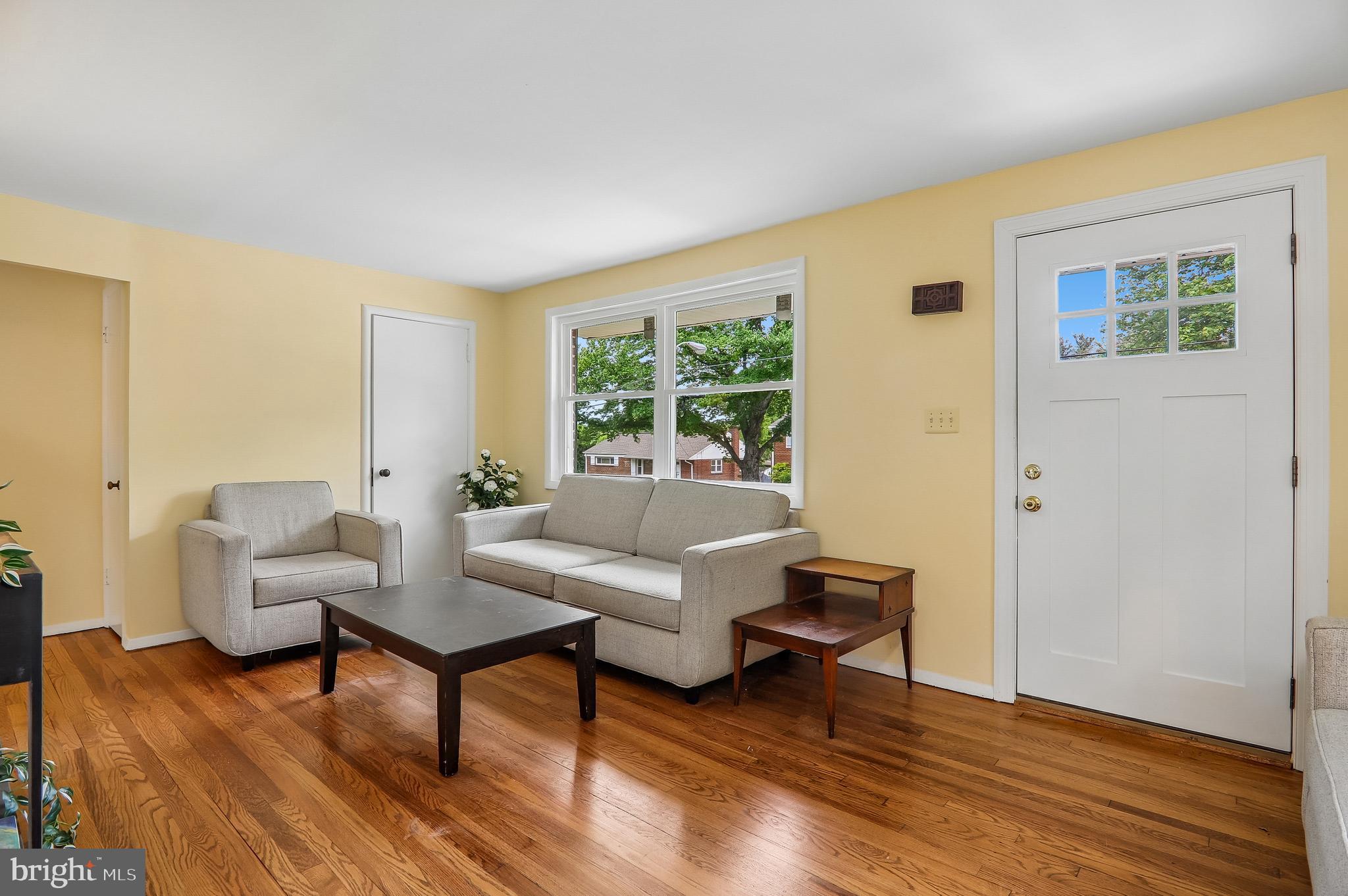 2816 Harris Avenue Silver Spring, MD 20902 - Photo 5 of 37 Living Room
