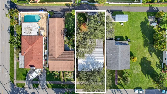 a front view of house with yard