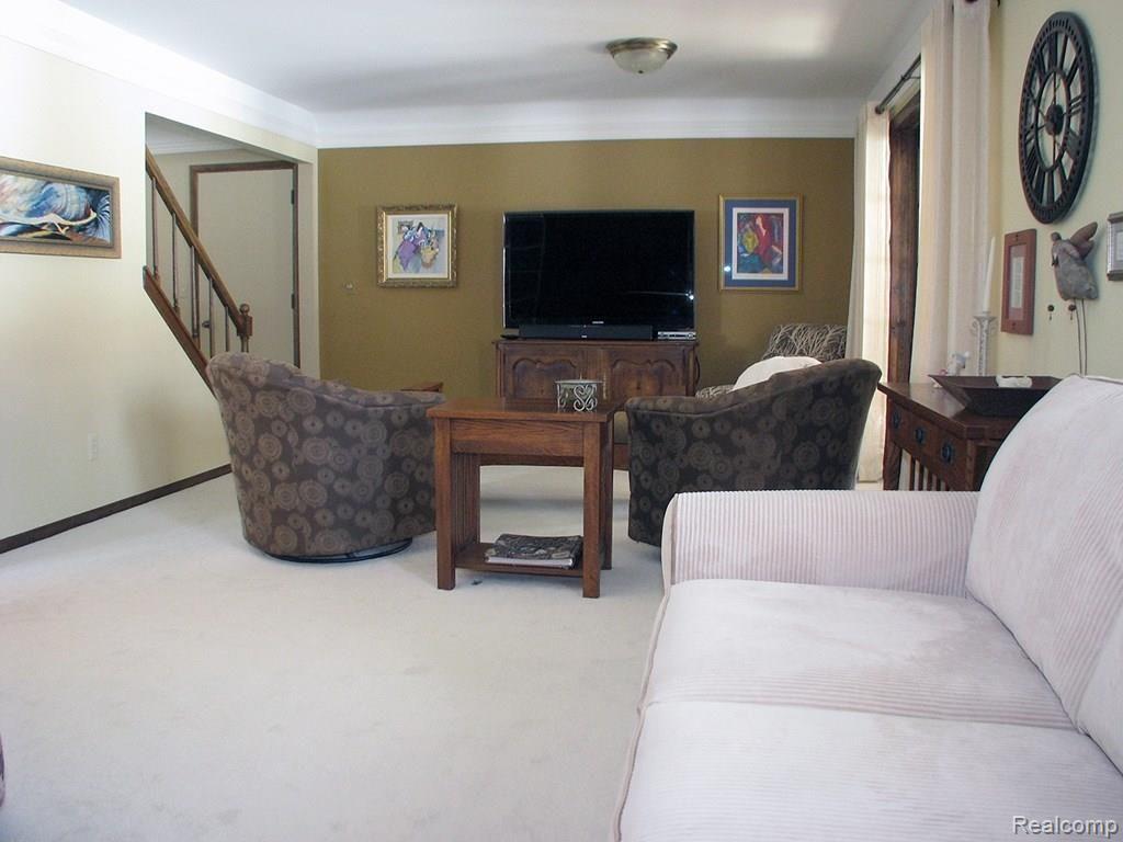 2369 Highfield Road Waterford, MI 48329 - Photo 10 of 31 10 Greatroom.jpg