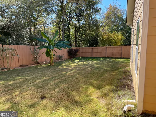 a view of a backyard