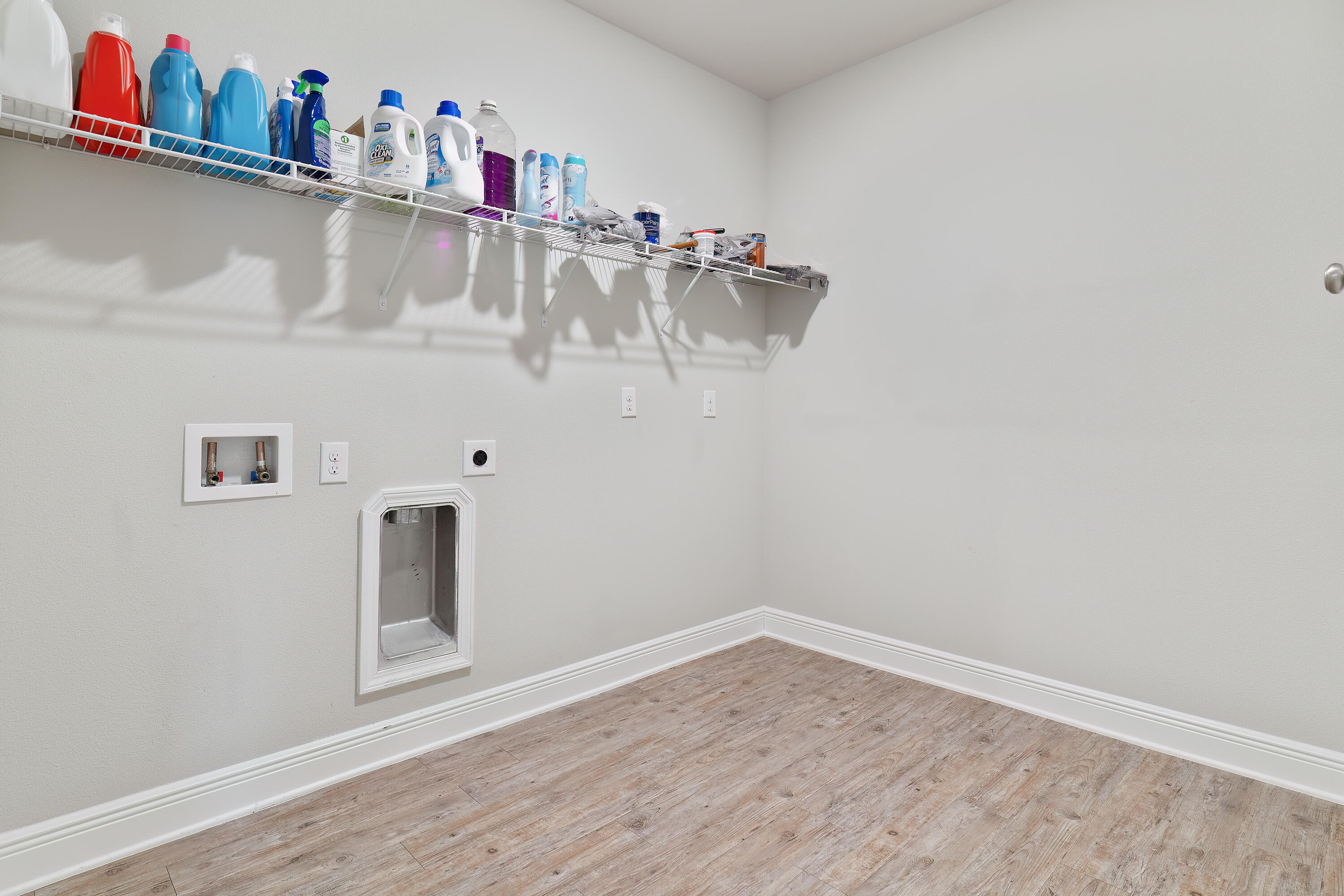 430 Chickadee Street Crestview, FL 32539 - Photo 6 of 35 laundry room