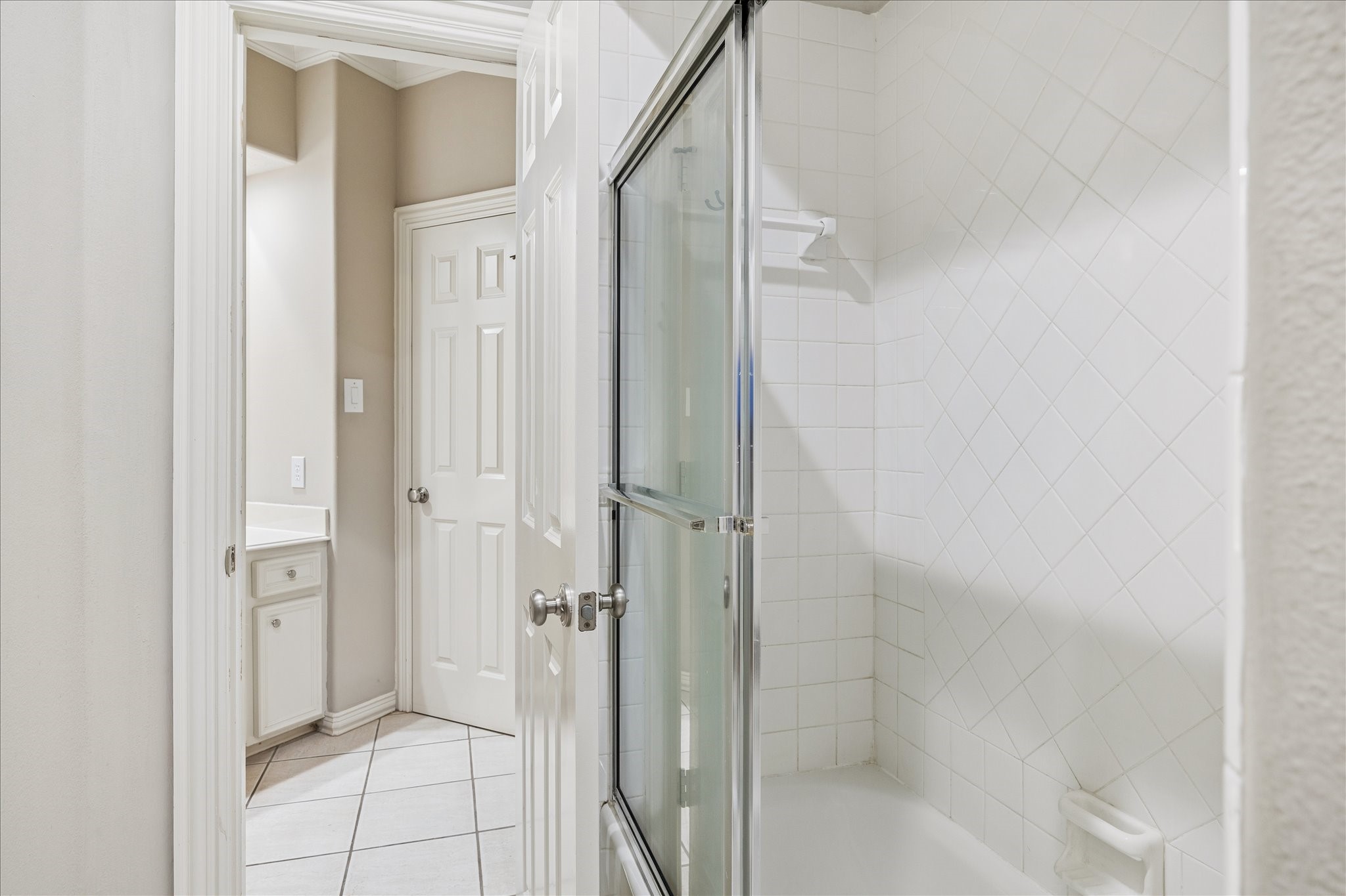 35 North Regent Oak Spring, TX 77381 - Photo 28 of 43 Designed for both comfort and functionality, this Jack-and-Jill bathroom features a double vanity with separate sink areas, allowing each adjoining bedroom to enjoy its own private vanity space. A shared tub and shower combination, generous storage, and a thoughtfully designed layout make it ideal for family members or guests, providing convenience while maintaining privacy.