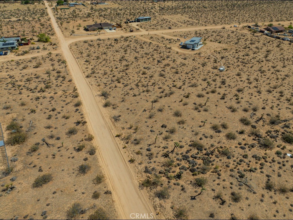 60119 Sunny Sands Drive Joshua Tree, CA 92252 - Photo 7 of 21 a bathroom with a shower curtain