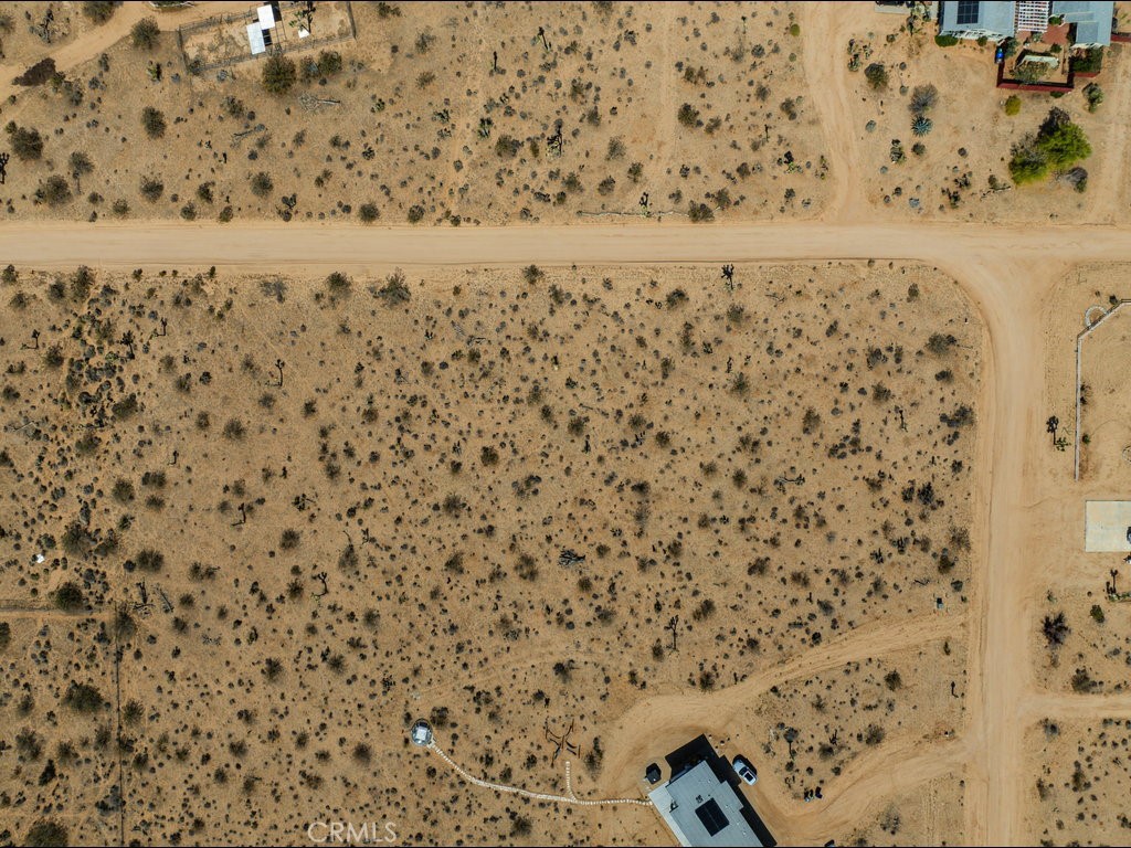 60119 Sunny Sands Drive Joshua Tree, CA 92252 - Photo 10 of 21 a bathroom with a shower curtain