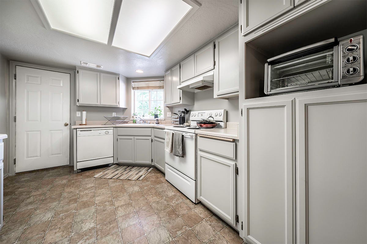 929 Brandi Way Central Point, OR 97502 - Photo 8 of 27 DSC03252-HDR