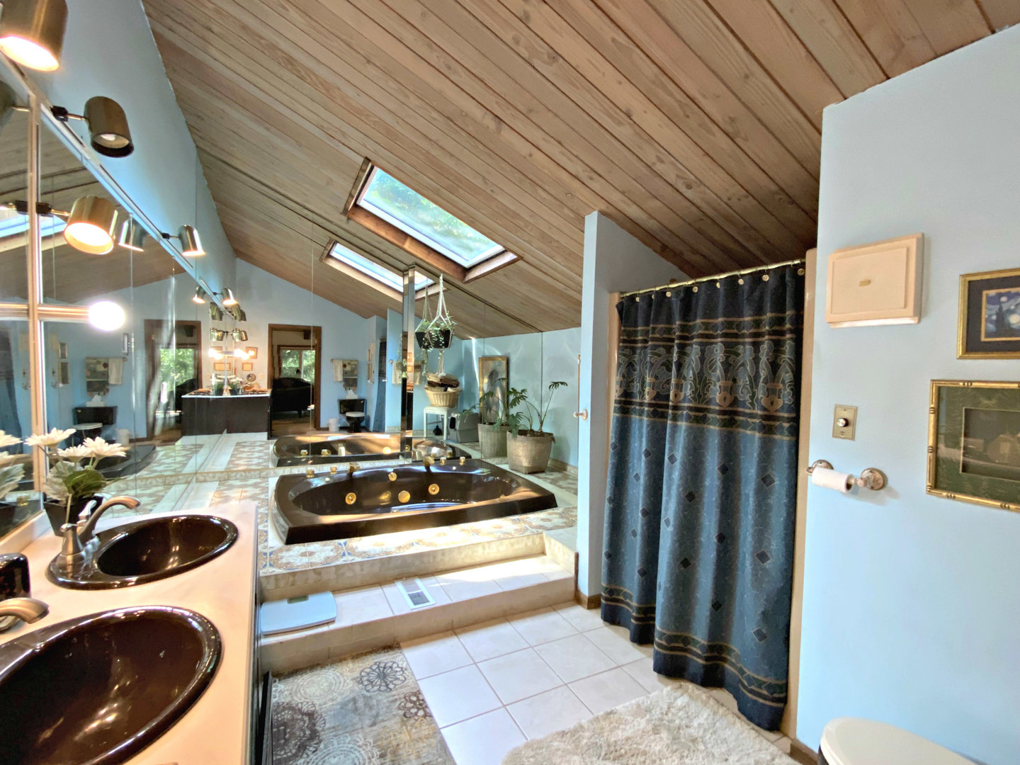 17301 O'Brien Road Harvard, IL 60033 - Photo 21 of 33 a kitchen with table and chairs